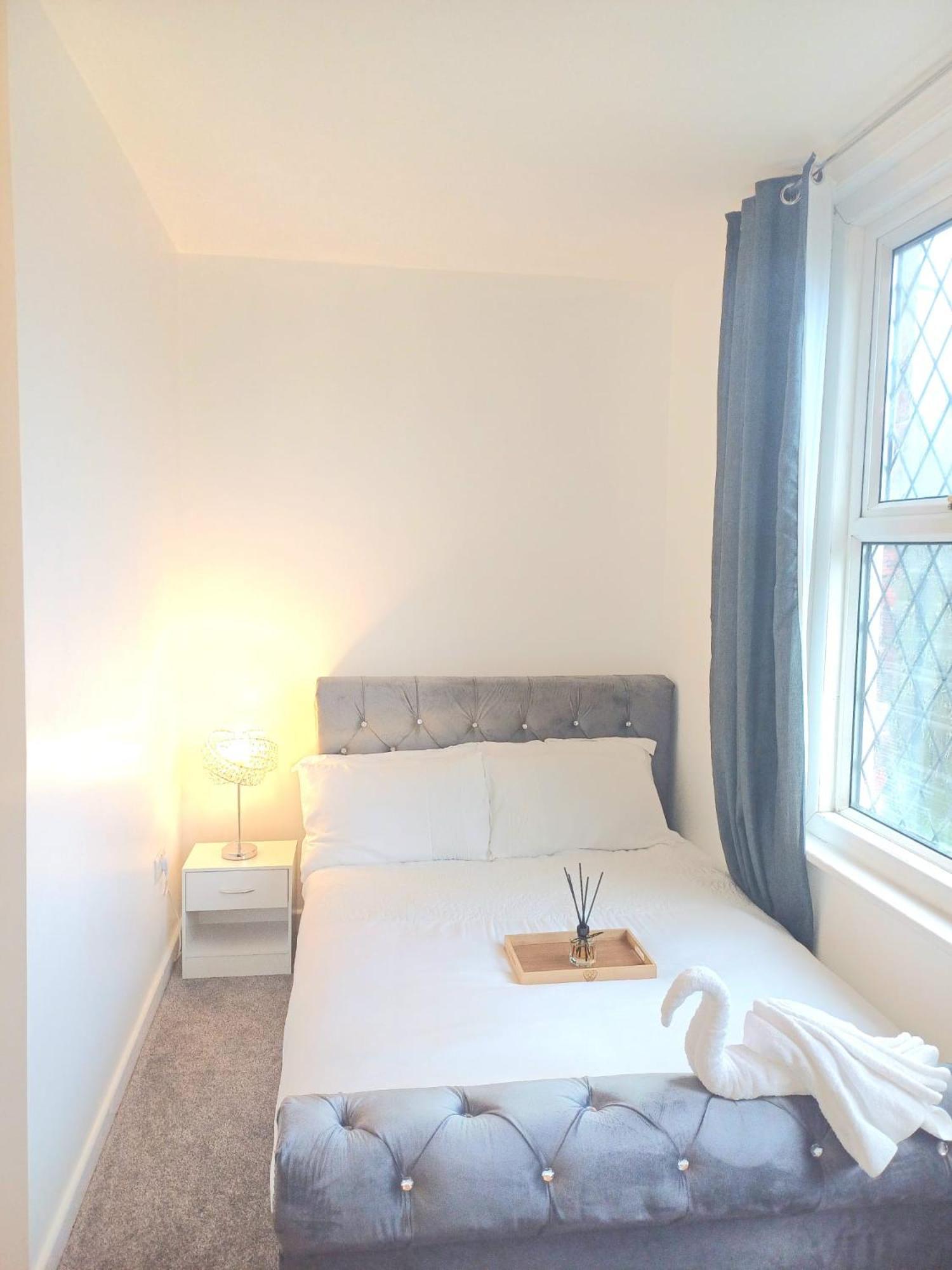 Home In Woodhouse, Leeds リーズ エクステリア 写真