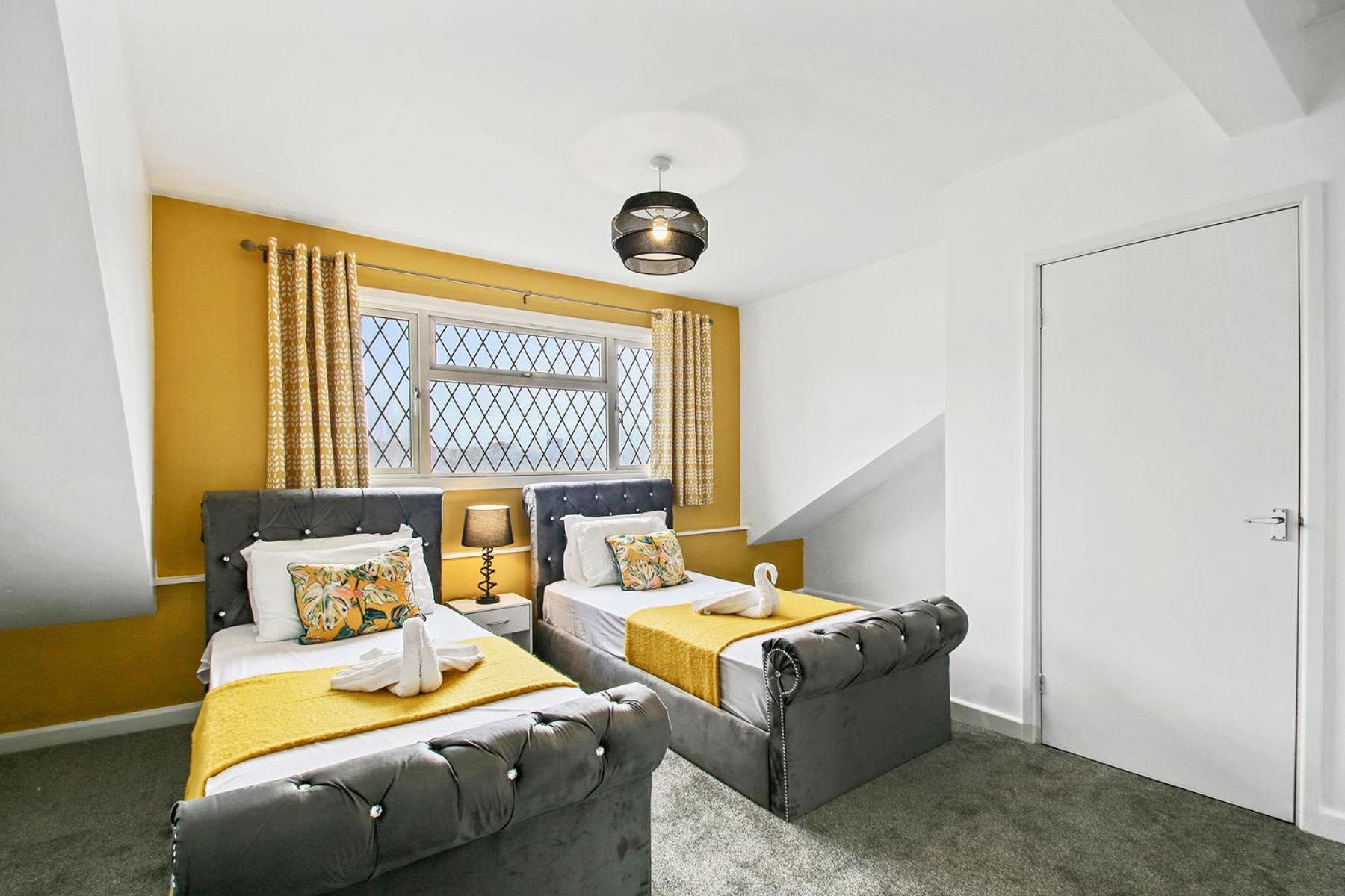 Home In Woodhouse, Leeds リーズ エクステリア 写真