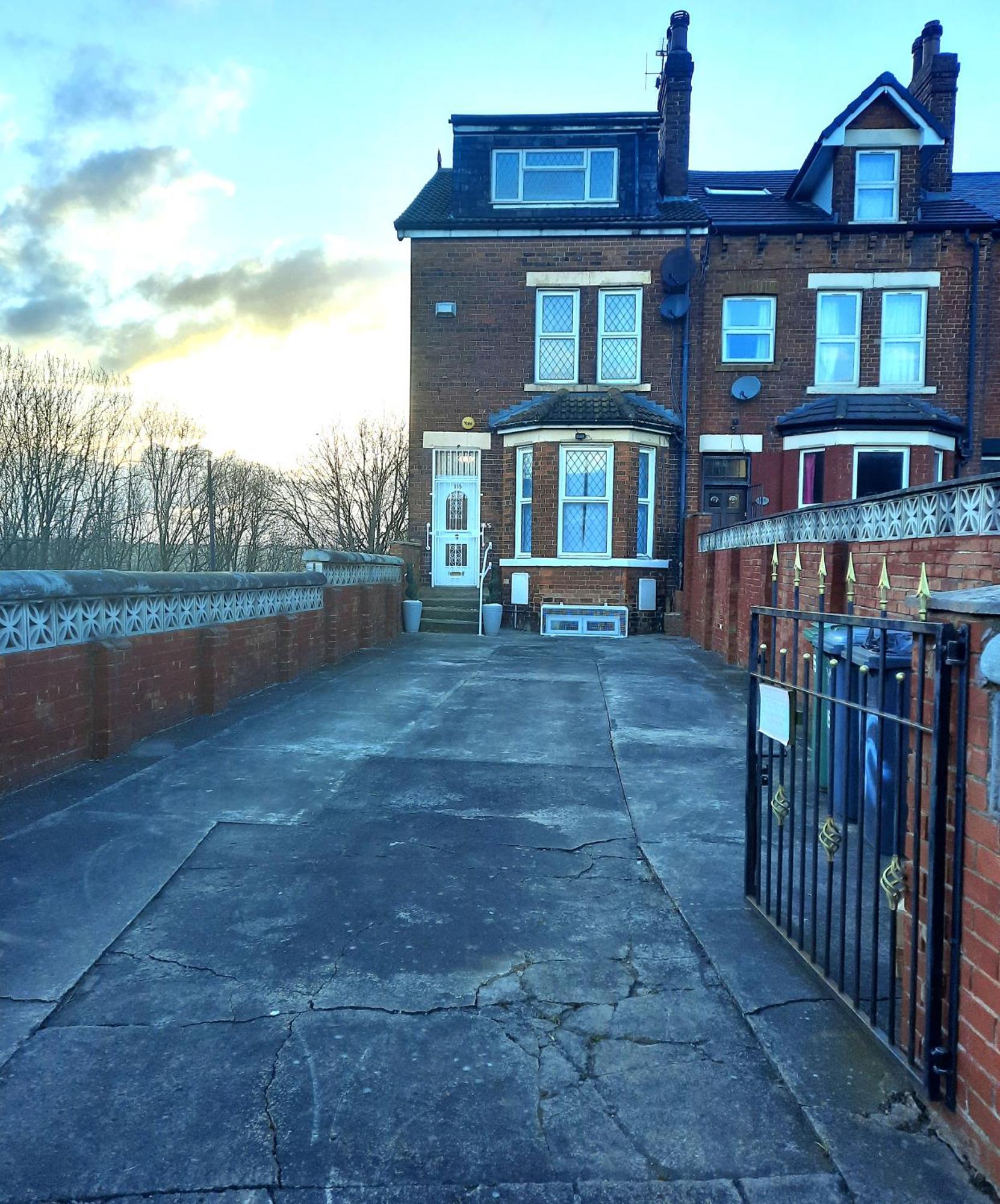Home In Woodhouse, Leeds リーズ エクステリア 写真